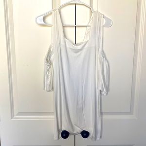 Red by BKE - M - Ivory keyhole top